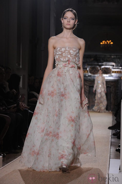 Vestido palabra de honor con detalles florales en rosa palo de Valentino Alta Costura