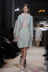 Diseño azul pastel con bordado en blanco roto de Valentino Alta Costura