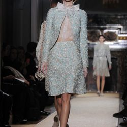 Diseño azul pastel con bordado en blanco roto de Valentino Alta Costura