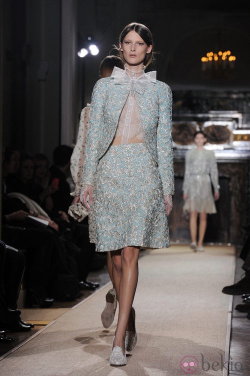 Diseño azul pastel con bordado en blanco roto de Valentino Alta Costura