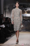 Diseño de gasa en blanco roto con print de tréboles de Valentino Alta Costura