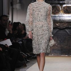 Diseño de gasa en blanco roto con print de tréboles de Valentino Alta Costura
