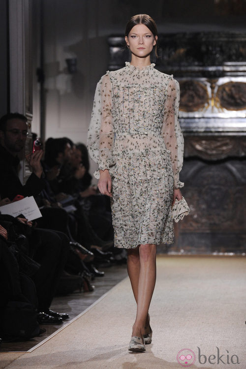 Diseño de gasa en blanco roto con print de tréboles de Valentino Alta Costura