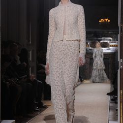 Diseño de encaje floral en blanco roto de Valentino Alta Costura