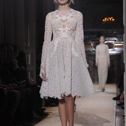 Vestido babydoll blanco con encaje floral de Valentino Alta Costura