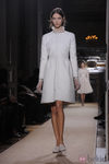 Abrigo imperio en blanco con brocados florales de Valentino Alta Costura