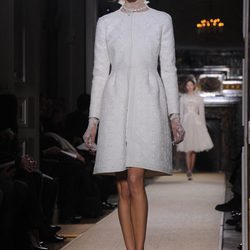 Abrigo imperio en blanco con brocados florales de Valentino Alta Costura