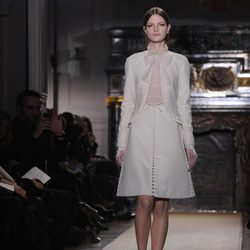 Diseño liso en blanco roto de Valentino Alta Costura
