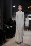 Vestido largo lencero en blanco roto de Valentino Alta Costura