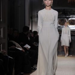 Vestido largo lencero en blanco roto de Valentino Alta Costura