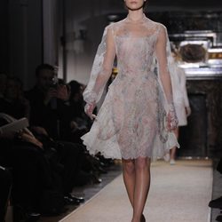 Vestido vaporoso con estampados florales multicolor de Valentino Alta Costura