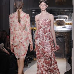 Vestidos con estampados florales en color coral de Valentino Alta Costura