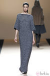 Desfile de Jesus del Pozo en la Fashion Week Madrid: vestido azul cobalto metalizado