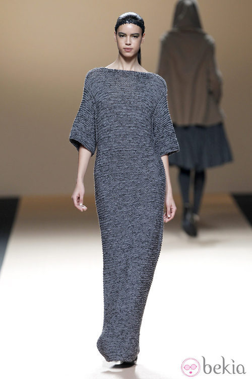 Desfile de Jesus del Pozo en la Fashion Week Madrid: vestido azul cobalto metalizado