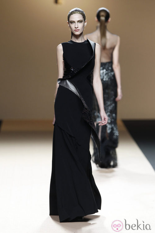 Desfile de Jesus del Pozo en la Fashion Week Madrid: vestido negro de terciopelo