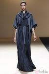 Desfile de Jesus del Pozo en la Fashion Week Madrid: vestido túnica azul con pedrería