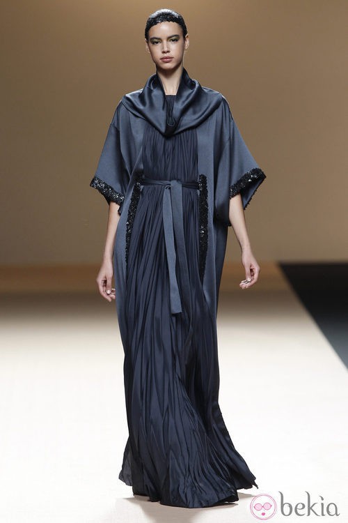 Desfile de Jesus del Pozo en la Fashion Week Madrid: vestido túnica azul con pedrería