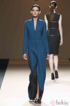 Desfile de Jesus del Pozo en la Fashion Week Madrid: vestido largo en tono azul cobalto