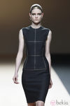 Desfile de Jesus del Pozo en la Fashion Week Madrid: vestido negro con detalles dorados