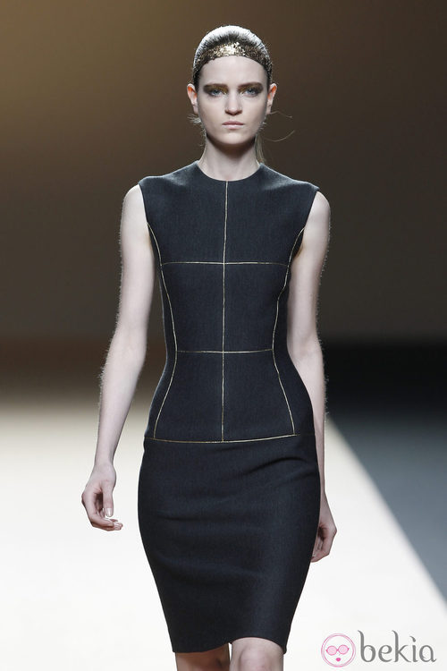Desfile de Jesus del Pozo en la Fashion Week Madrid: vestido negro con detalles dorados