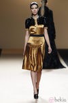 Desfile de Jesus del Pozo en la Fashion Week Madrid: vestido dorado de noche