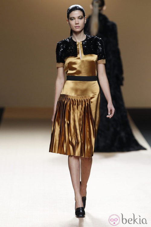 Desfile de Jesus del Pozo en la Fashion Week Madrid: vestido dorado de noche