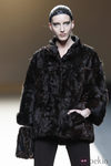 Desfile de Jesus del Pozo en la Fashion Week Madrid: abrigo negro de piel
