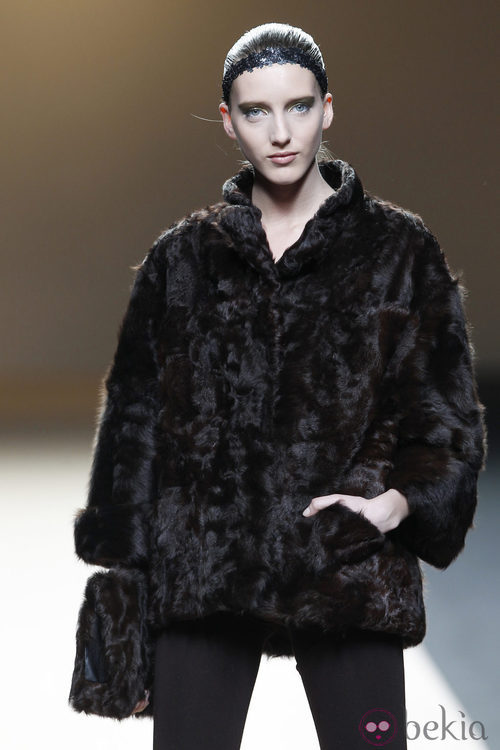 Desfile de Jesus del Pozo en la Fashion Week Madrid: abrigo negro de piel
