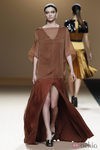 Desfile de Jesus del Pozo en la Fashion Week Madrid: vestido largo estilo túnica