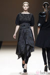 Desfile de Jesus del Pozo en la Fashion Week Madrid: camisa y falda superpuesta de forma asimétrica