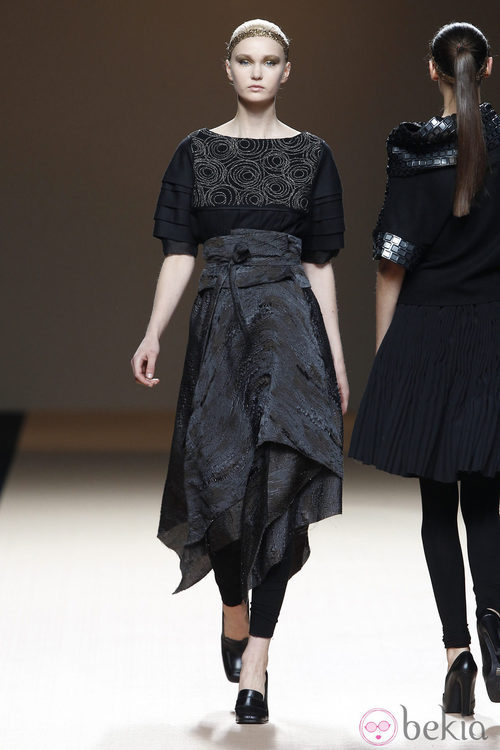 Desfile de Jesus del Pozo en la Fashion Week Madrid: camisa y falda superpuesta de forma asimétrica