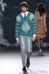Desfile de Francis Montesinos en la Fashion Week Madrid: pantalón de cuadros y jersey estampado para hombre
