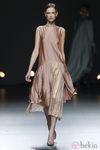 Desfile de Duyos en la Fashion Week Madrid: vestido rosa metalizado
