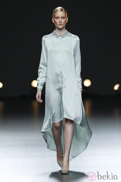 Desfile de Duyos en la Fashion Week Madrid: vestido vaporoso en color celeste