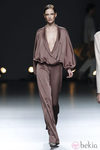  Desfile de Duyos en la Fashion Week Madrid: mono escotado en tono burdeos