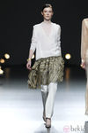 Desfile de Duyos en la Fashion Week Madrid: conjunto de falda pantalón y camisa blanca