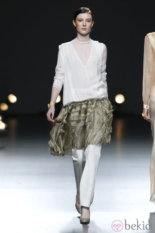 Desfile de Duyos en la Fashion Week Madrid: conjunto de falda pantalón y camisa blanca