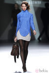 Desfile de Devota y Lomba en la Fashion Week Madrid: chaqueta azul klein y mini falda gris