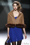 Desfile de Devota y Lomba en la Fashion Week Madrid: vestido azul klein con capa marrón