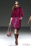 Chaqueta de terciopelo burdeos de Victorio y Lucchino en la Fashion Week Madrid