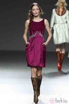 Vestido burdeos con bolsillos de Victorio & Lucchino en la Fashion Week Madrid