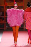 Abrigo peluche rosa de Agatha Ruiz de la Prada en la Madrid Fashion Week