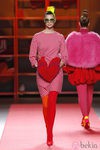 Vestido de rayas con corazón frontal de Agatha Ruiz de la Prada en la Madrid Fashion Week