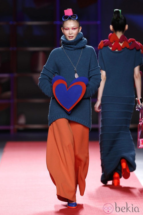 Jersey de punto con maxi falda naranja de Agatha Ruiz de la Prada en la Madrid Fashion Week