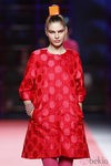 Abrigo rojo con lunares de Agatha Ruiz de la Prada en la Madrid Fashion Week