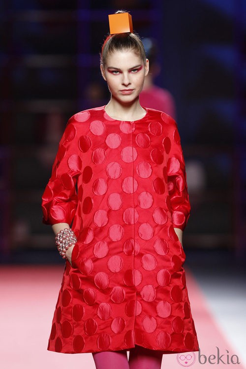 Abrigo rojo con lunares de Agatha Ruiz de la Prada en la Madrid Fashion Week