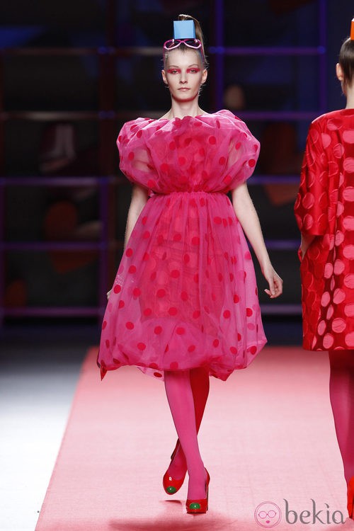 Vestido rosa abullonado de Agatha Ruiz de la Prada en la Madrid Fashion Week