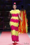 Traje de noche de plumas de Agatha Ruiz de la Prada en la Madrid Fashion Week