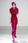 Vestido de terciopelo con voluminoso cuello con fruncidos de Elisa Palomino en la Madrid Fashion Week