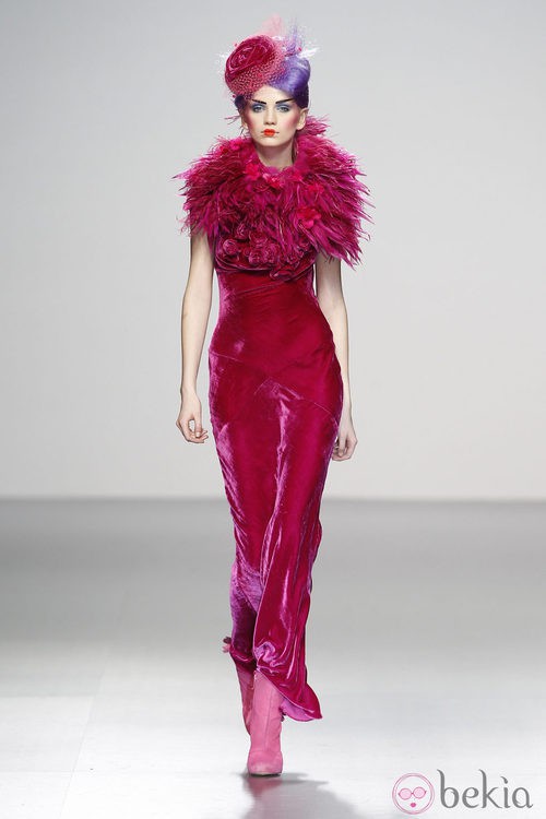Vestido de terciopelo con voluminoso cuello con fruncidos de Elisa Palomino en la Madrid Fashion Week